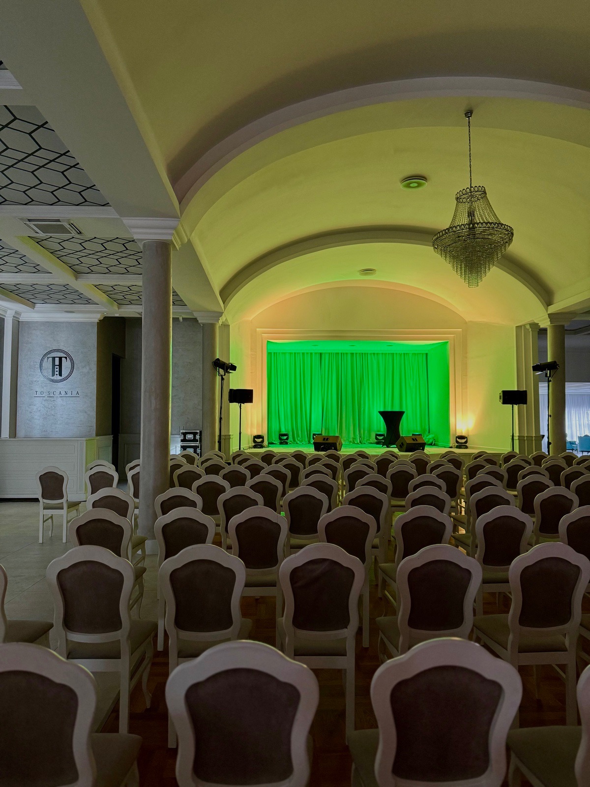 Sala konferencyjna - układ teatralny