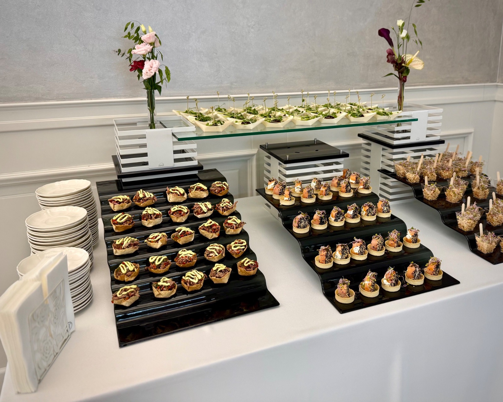 Catering konferencyjny - jak zaplanować przerwy kawowe i lunch