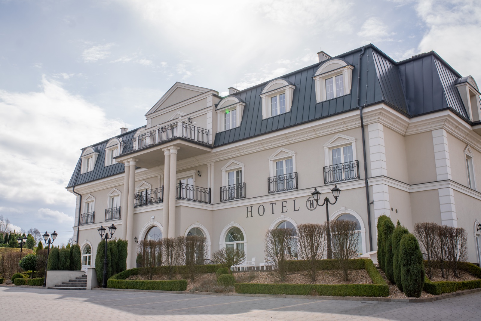 Hotel Leszno czy nocleg za miastem? Porównanie dla podróżnych