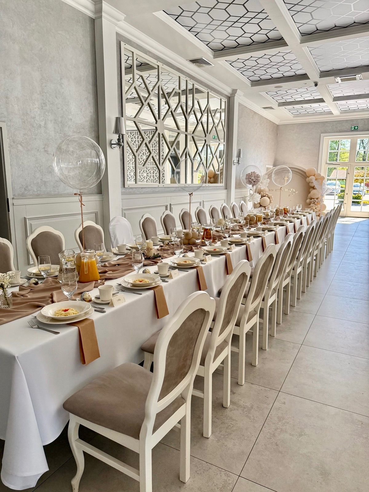 Spotkanie rodzinne w restauracji - kiedy warto wynająć salę