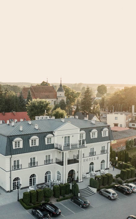 Hotel Toscania we Włoszakowicach z lotu ptaka - budynek hotelu, pałac i otoczenie zieleni koło Leszna